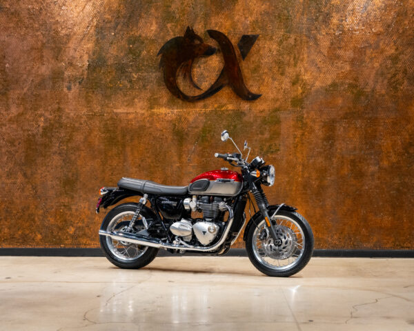 2023 TRIUMPH BONNEVILLE T120 - Image 2